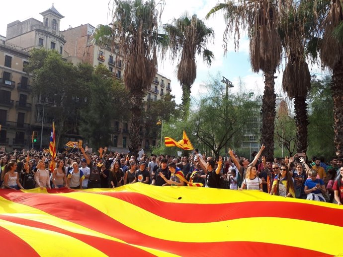 Manifestación multitudinaria en plaza Universitat contra la violencia 1-O