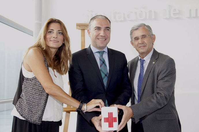 Presidente Bendodo con presidente Cruz Roja Luis Utrilla y Ana Mata dia banderit