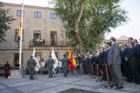 Numerosos toledanos participan en el izado de la bandera, pistoletazo de salida a los actos conmemorativos del Pilar