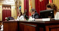 MÉS y GxF ponen margaritas blancas en el Parlament en contra de la violencia en Cataluña