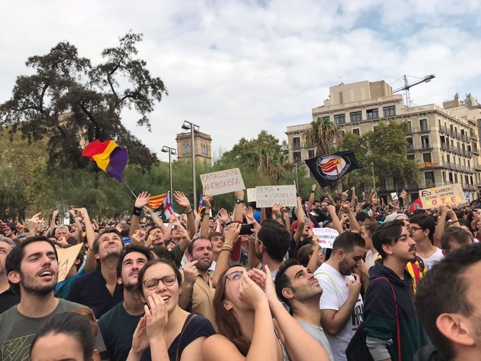 Manifestación en plaza Universitat de Barcelona por la violencia del 1-O