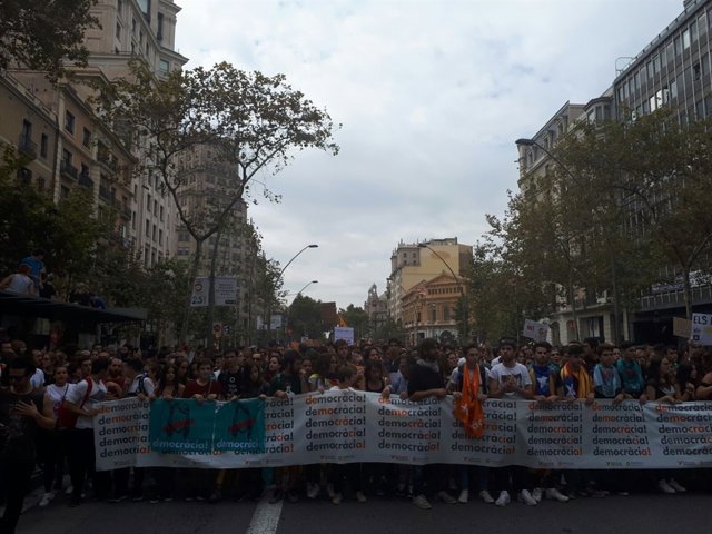 Cabecera manifestación de estudiantes por el 1-O en Barcelona