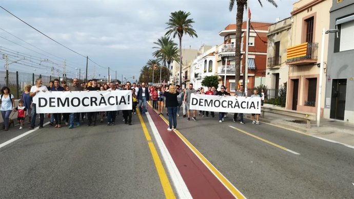Manifestació a Premià de Mar per l''aturada de país'