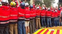 Centenares de bomberos y vecinos protestan en la Delegación del Gobierno dándole la espalda