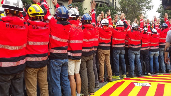 Manifestació dels Bombers enfront de la Delegació del Govern central