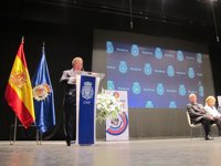 Zoido acusa a Puigdemont de "alentar el acoso totalitario" y avisa de que los agentes no abandonarán sus hoteles 