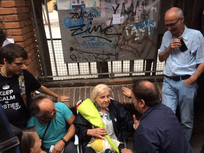 O.Junqueras parla amb una dona gran en el Col·legi Ramon Llull