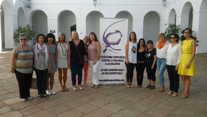 Guijarro (sexta por la dcha.), junto a integrantes de la plataforma