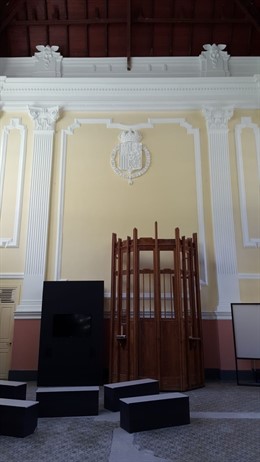 El nuevo escudo de época de Alfonso XIII ya preside el vestíbulo de la estación