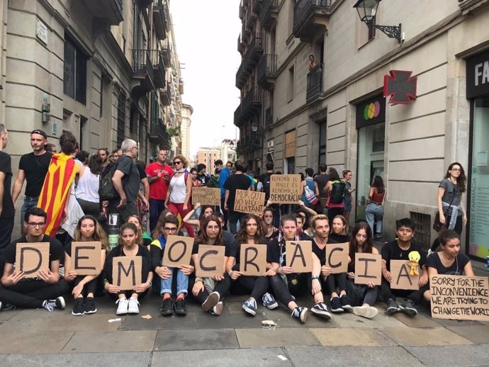 Manifestació a Barcelona per la democràcia després de les càrregues del diumenge