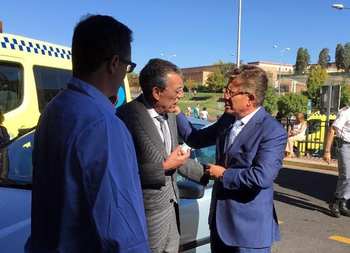 López saluda al delegado de la Junta a su llegada al hospital