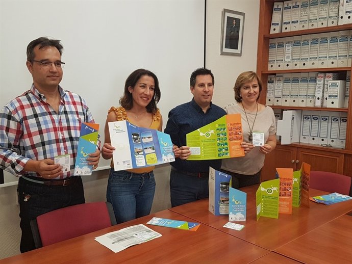 Pozuelo (izda.), durante su visita a Peñarroya-Pueblonuevo