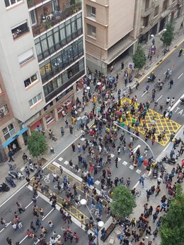 Manifestants paren davant la seu de Cs i d'una comissaria de CNP