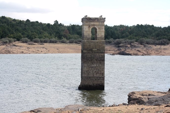 Una torre en el embalse de la Cuerda del Pozo