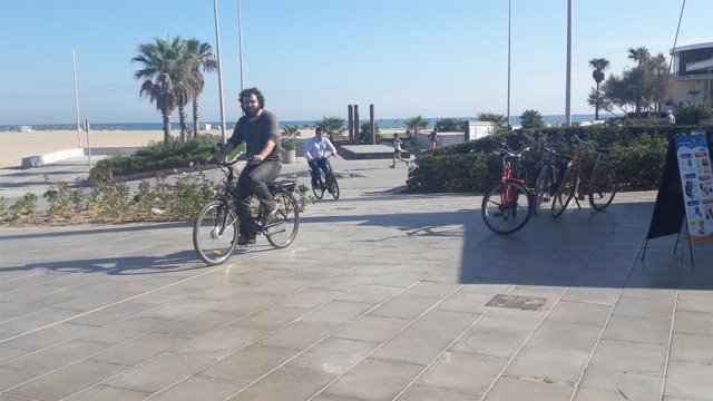 Presentación del proyecto de bicis eléctricas cargadas con energía solar