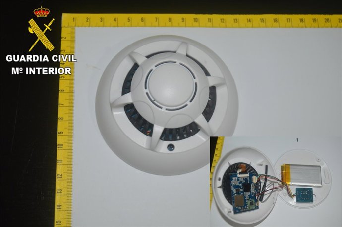 Cámara escondida en el baño de mujeres de un bar de Oliva