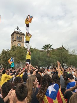 Castellers en la manifestació a Barcelona per la violència policial de el 1-O