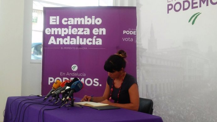 Teresa Rodríguez antes de una rueda de prensa