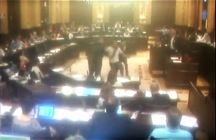 Un espontáneo entra en el plenario del Parlament