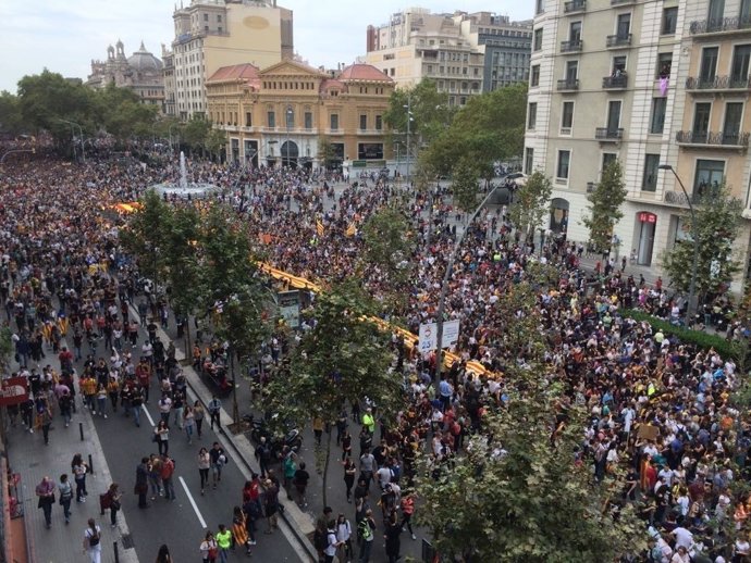 Manifestació multitudinària a Barcelona contra la violència policial en l'1-O