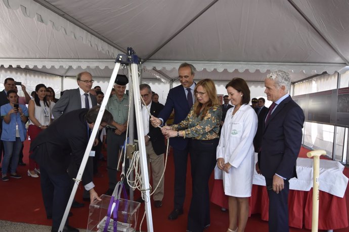 Luna coloca la urna de primera priedra de la central térmica