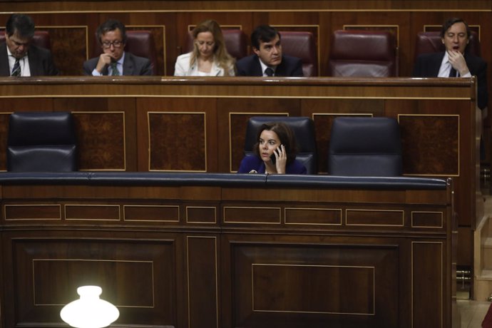 Soraya Sáenz de Santamaría habla por el móvil en el debate de Presupuestos