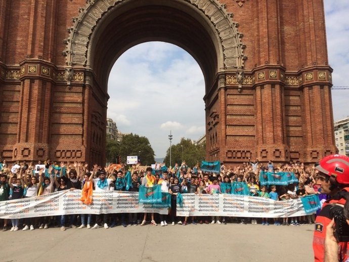 Manifestació a Barcelona per la democràcia i contra càrregues de l'1-O