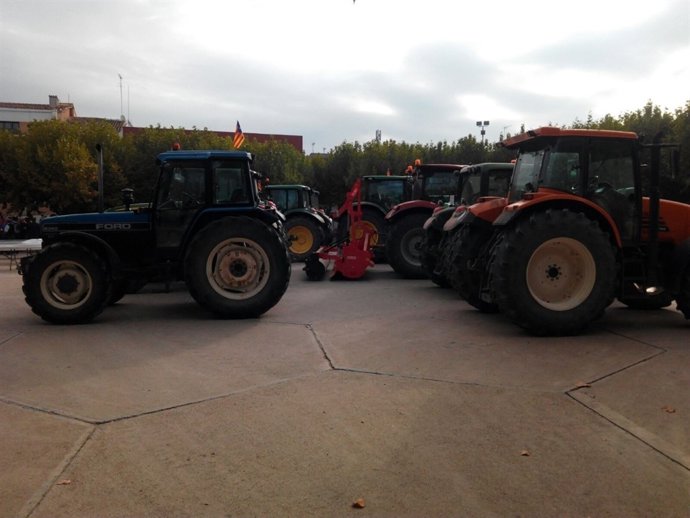 Tractors a la plaça de l'Ajuntament de Linyola