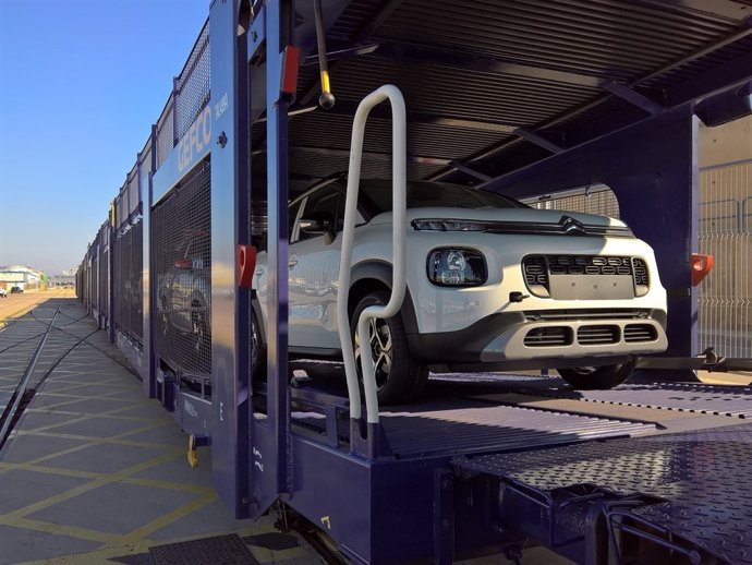 Tren con coches Citroen C3 llegando al puerto de València