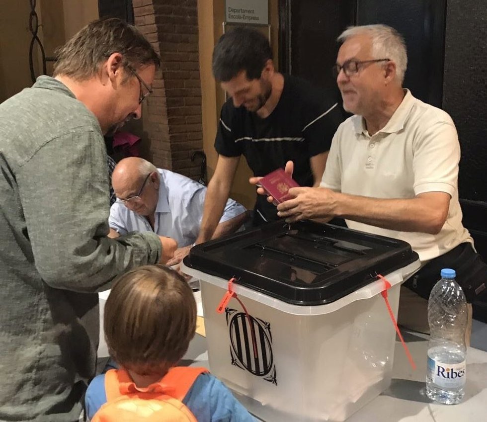 Xavier Domènech (CatComú) vota en el referéndum del 1-O