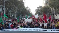 Miles de personas se manifiestan en Barcelona contra la actuación de las Fuerzas de Seguridad el domingo