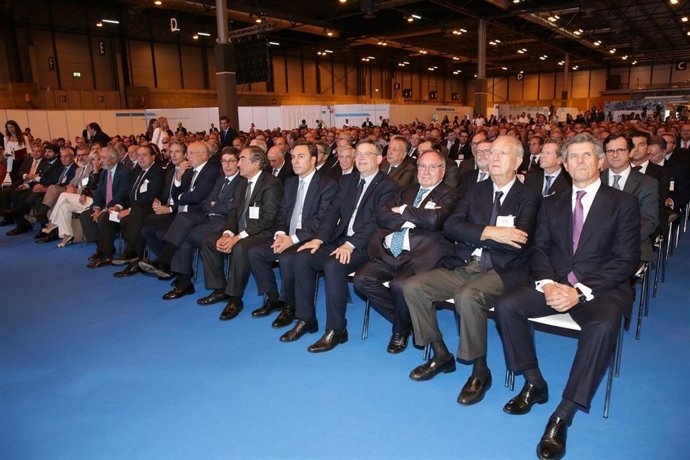 El presidente valenciano Ximo Puig junto a empresarios en el acto del corredor