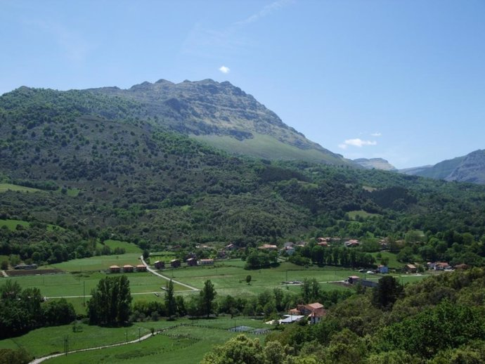 Vista de la peña Rocías desde el Mirador del Valle