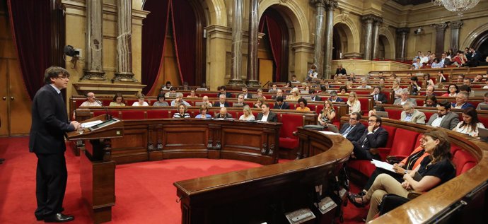 El pte.C.Puigdemont interviene ante el pleno del Parlament.