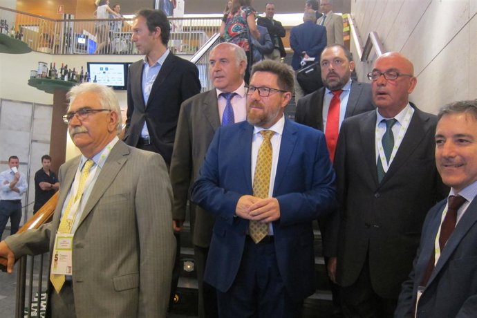 El consejero de Agricultura, Pesca y Desarrollo Rural, Rodrigo Sánchez Haro (c),