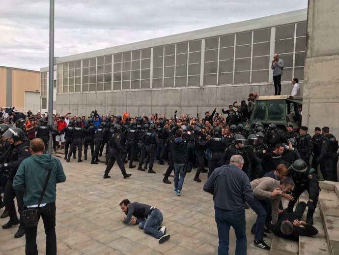 Guardia Civil entra en el punto de votación del pte.C.Puigdemonet el 1-O