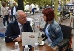 El presidente del Gobierno, Jose Ignacio Ceniceros, con una persona de Aspace