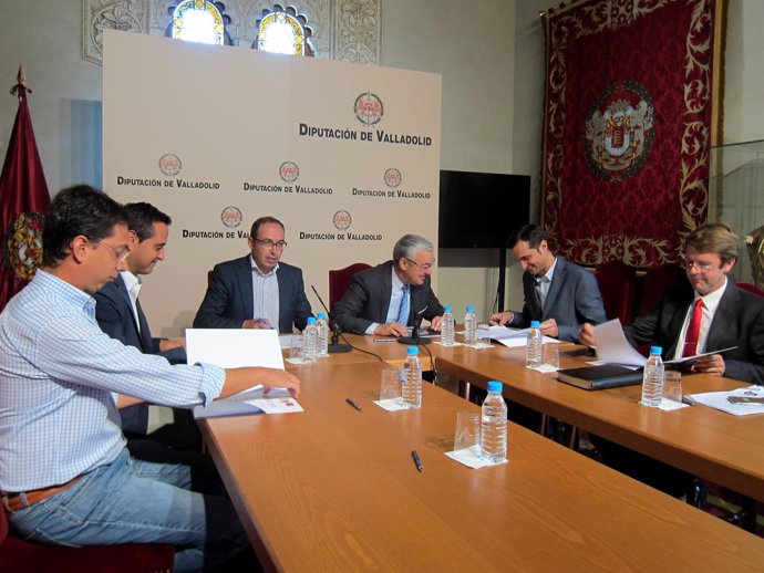 Firma del convenio en la Diputación de Valladolid.                         