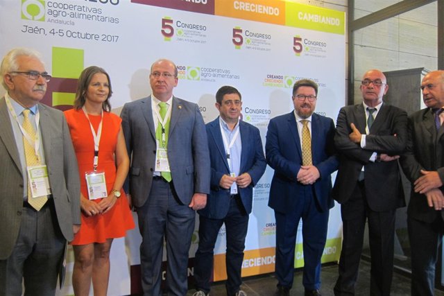 Reyes (c), en la inauguración del V congreso de Cooperativas Agroalimentarias.