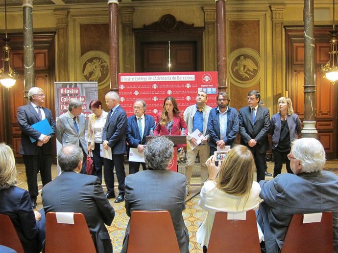 La decana del Icab M.E.Gay y miembros de la comisión de mediación