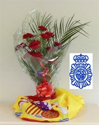 Salmantinos muestran su apoyo a la Policía Nacional con la entrega de un ramo de flores y una enseña nacional