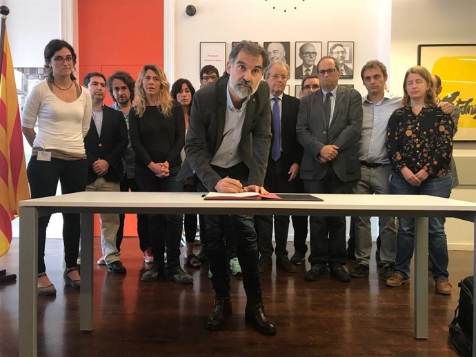 El pt.Òmnium Cultural, J.Cuixart, amb els membres de la junta