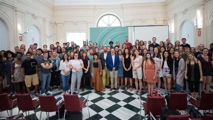 Jóvenes que colaborarán con los centros educativos plurilingües