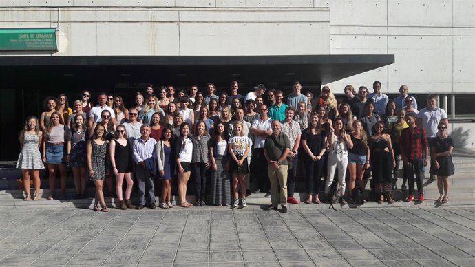 La delegada da la bienvenida a los auxiliares de conversación
