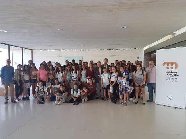 Ruiz y Alcalde (centro), junto a alumnos, en su visita a Medina Azahara