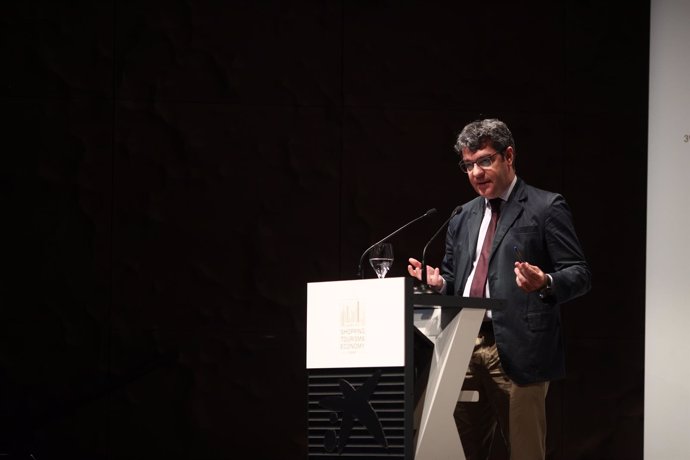 Álvaro Nadal participa en el Auditorio de CaixaForum en el III Summit Shopping