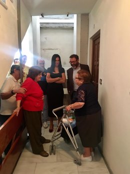 Visita a las obras para mejorar la accesibilidad en un edificio.