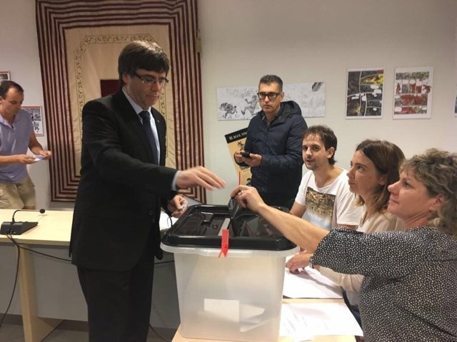 Votación del presidente de la Generalitat, Carles Puigdemont, en el 1-O
