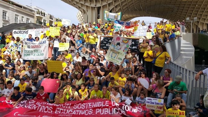 Manifestación de las AMPA de Escuela de Calor