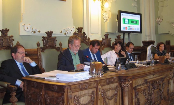 Mesa presidencial del Pleno del Ayuntamiento de Valladolid